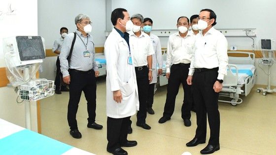 Bí thư Thành ủy TPHCM Nguyễn Văn Nên thăm Bệnh viện Hồi sức Covid-19 ảnh 3