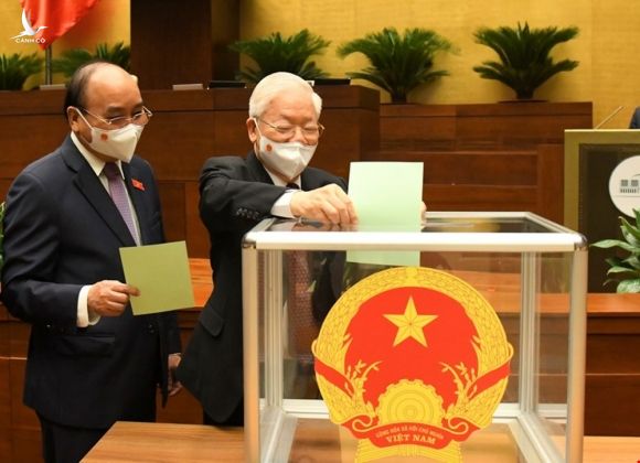 Tổng Bí thư Nguyễn Phú Trọng và Chủ tịch nước Nguyễn Xuân Phúc bỏ phiếu tại Kỳ họp thứ nhất, Quốc hội khoá XV