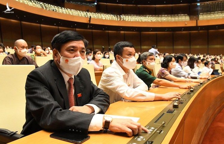 Ông Bùi Văn Cường, Tổng thư ký Quốc hội (bìa trái) bấm nút thông qua Nghị quyết. Ảnh: Giang Huy