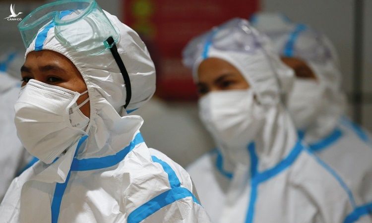 Nhân viên y tế mặc đồ bảo hộ chuẩn bị điều trị cho một bệnh nhân Covid-19 ở thủ đô Jakarta, Indonesia, hồi giữa tháng 6. Ảnh: Reuters.