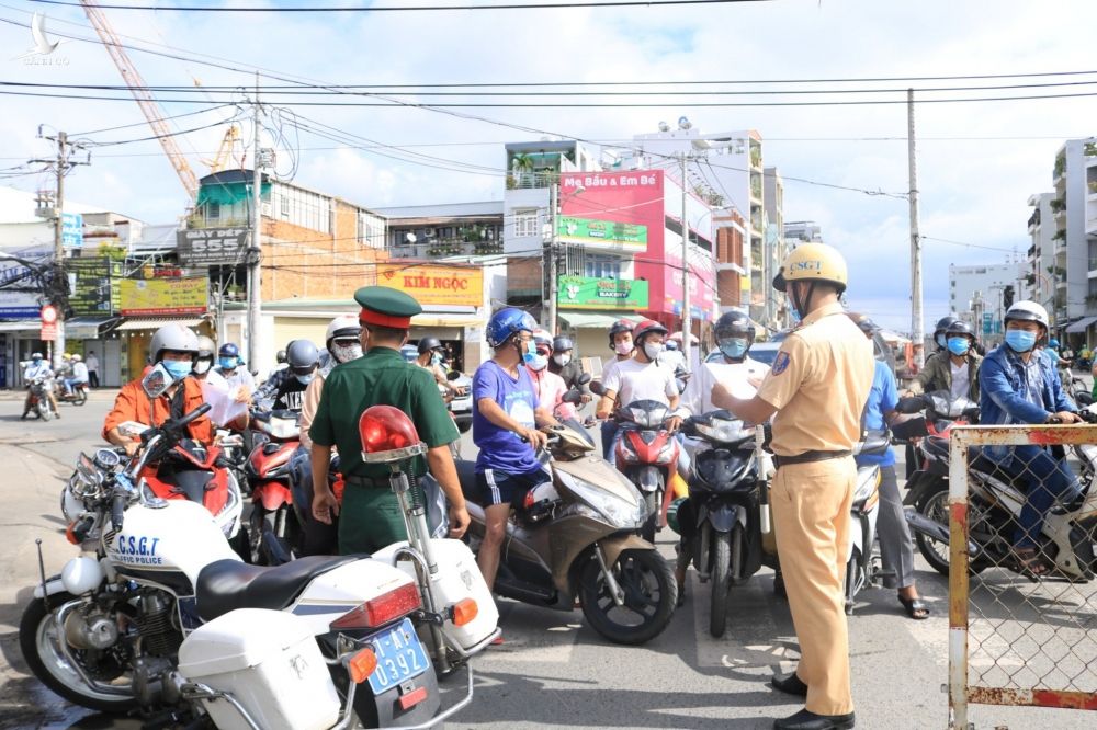 Người dân TP.HCM ra đường ngày đầu giãn cách được công an, CSGT lập chốt hỏi lý do - ảnh 2