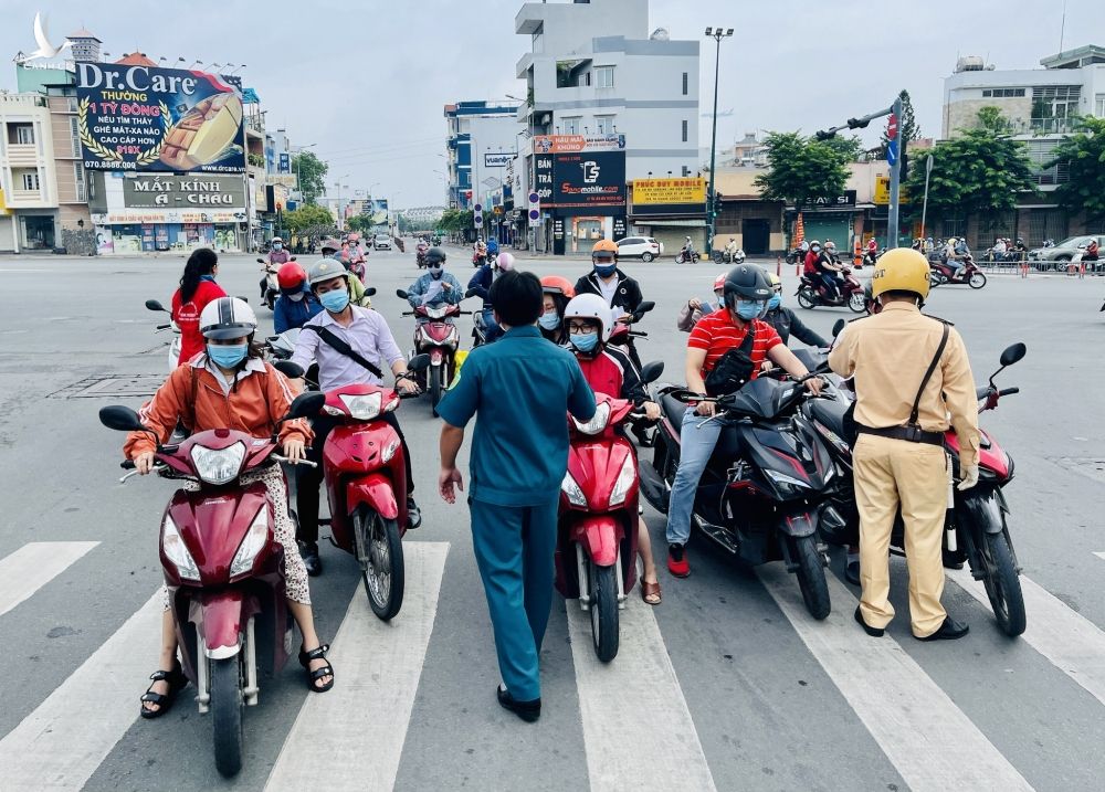 Chốt kiểm soát của Q.Bình Thạnh kiểm tra người lưu thông theo hướng vào quận /// Ảnh: Vũ Phượng