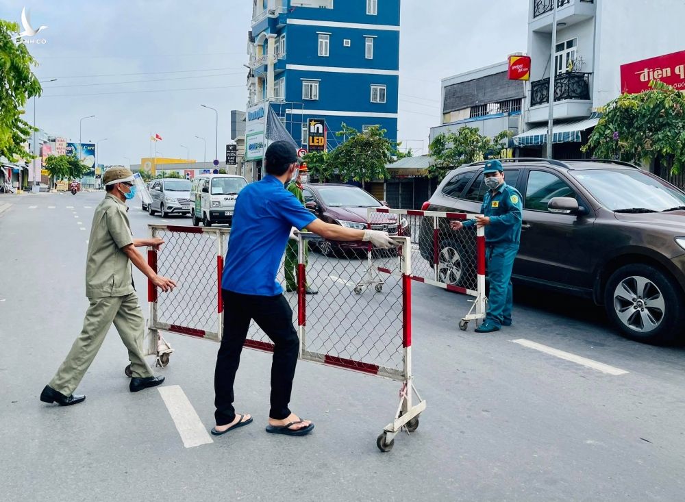 Chốt kiểm soát ở TP.HCM được lập lại, kiểm tra 'giấy thông hành' người dân ra đường - ảnh 8