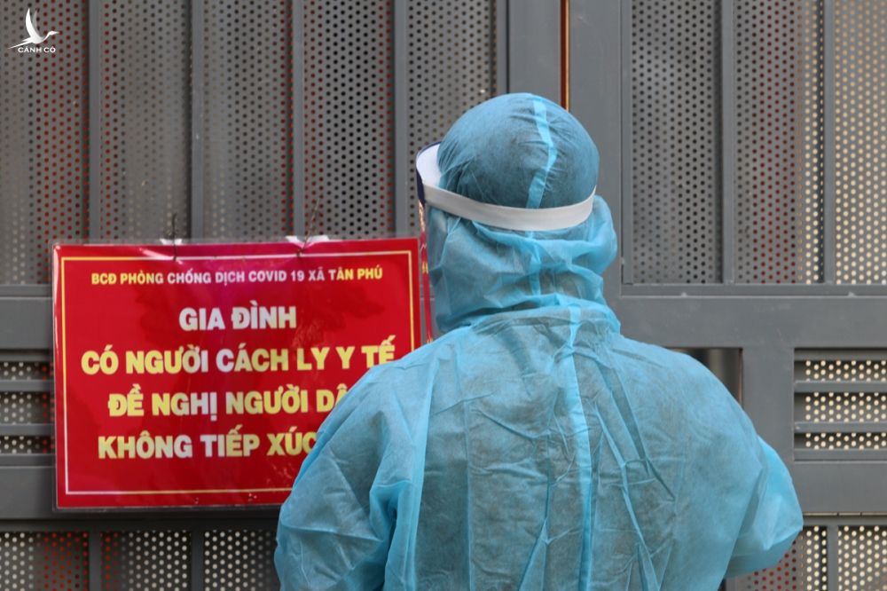 Cán bộ y tế xã Tân Phú, Quốc Oai kiểm tra sức phòng, chống dịch tại một gia đình về từ TP HCM. Ảnh: Võ Hải.