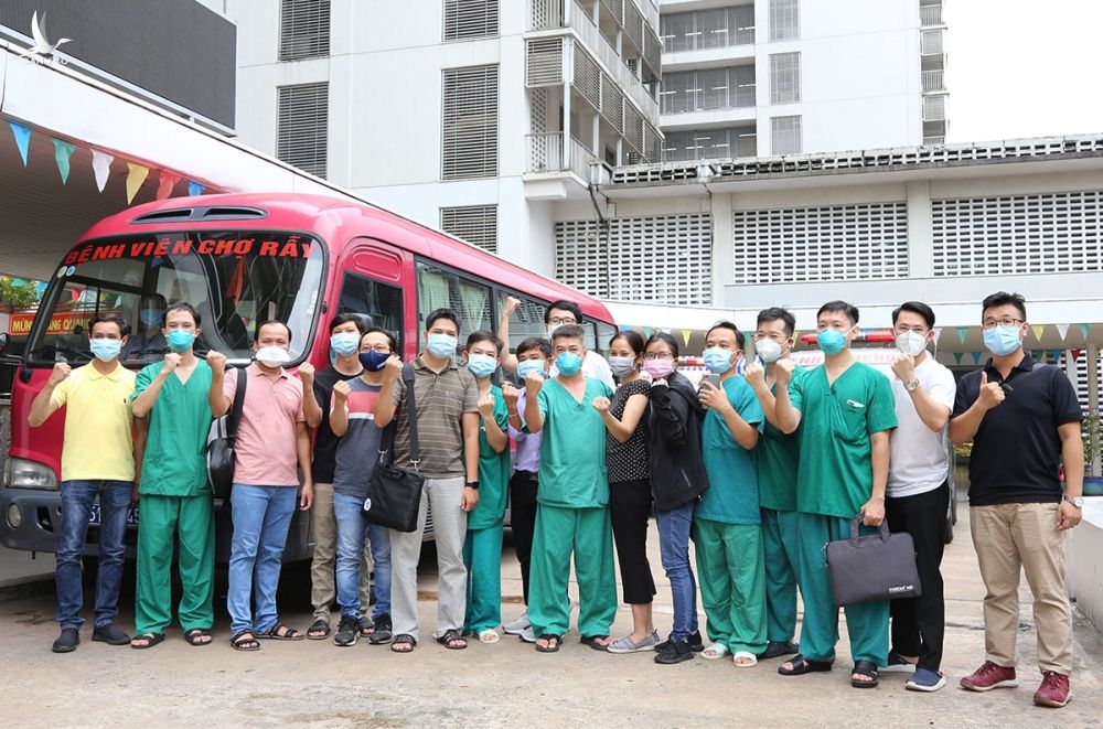 Đoàn chi viện Bệnh viện Chợ Rẫy, trước khi đến Bệnh viện Hồi sức Covid-19, chiều 14/7. Ảnh do bệnh viện cung cấp.