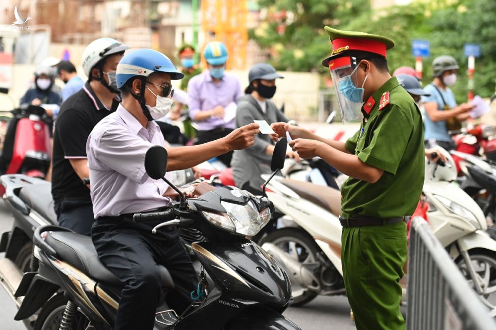 Lực lượng công an kiểm tra giấy điều kiện lưu thông của người tham gia giao thông tại phố Phạm Ngọc Thạch, ngày 28/7. Ảnh: Giang Huy.