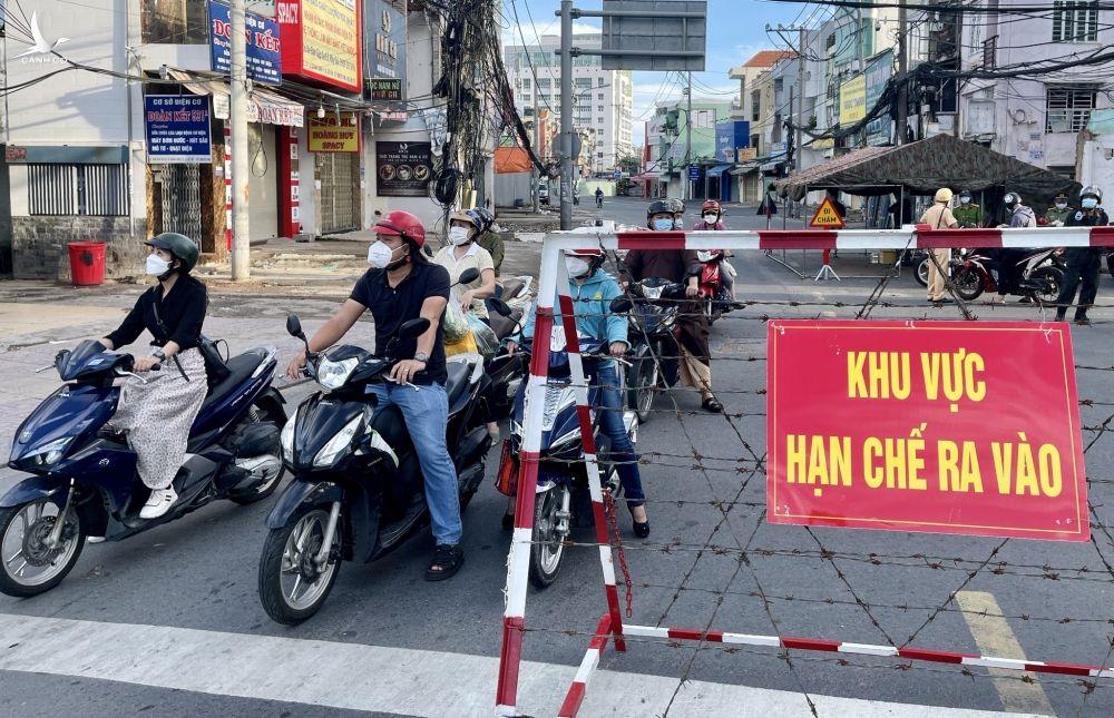 Chốt kiểm soát TP.HCM sáng 26.7: 'Không phải xe nào nói đi chở gạo cũng được' - ảnh 2