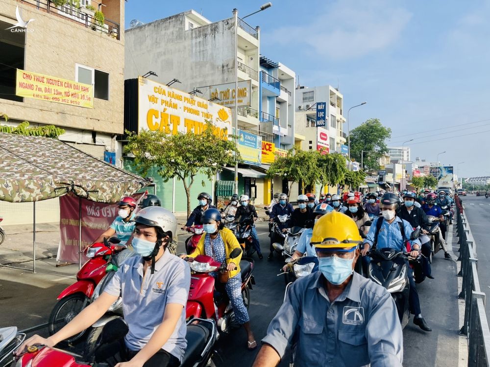 TP.HCM giãn cách theo Chỉ thị 16: Ngày đầu tuần, ùn ùn người đưa 'giấy thông hành' - ảnh 1