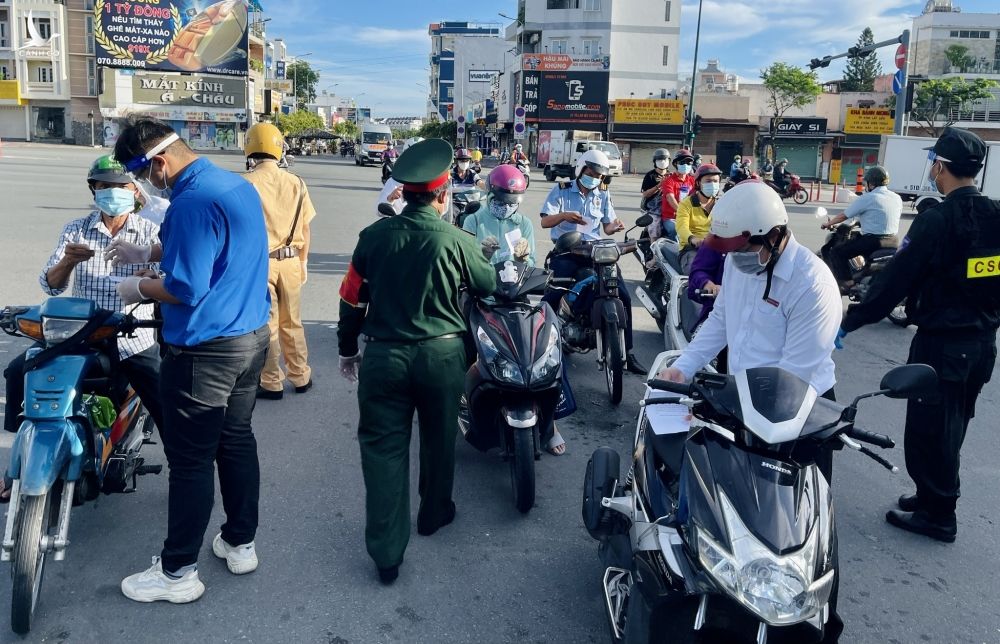 Tại chốt Q.Bình Thạnh, CSGT và kiểm soát quân sự, tình nguyện viên kiểm tra chặt hướng xe vào quận /// Ảnh: Vũ Phượng