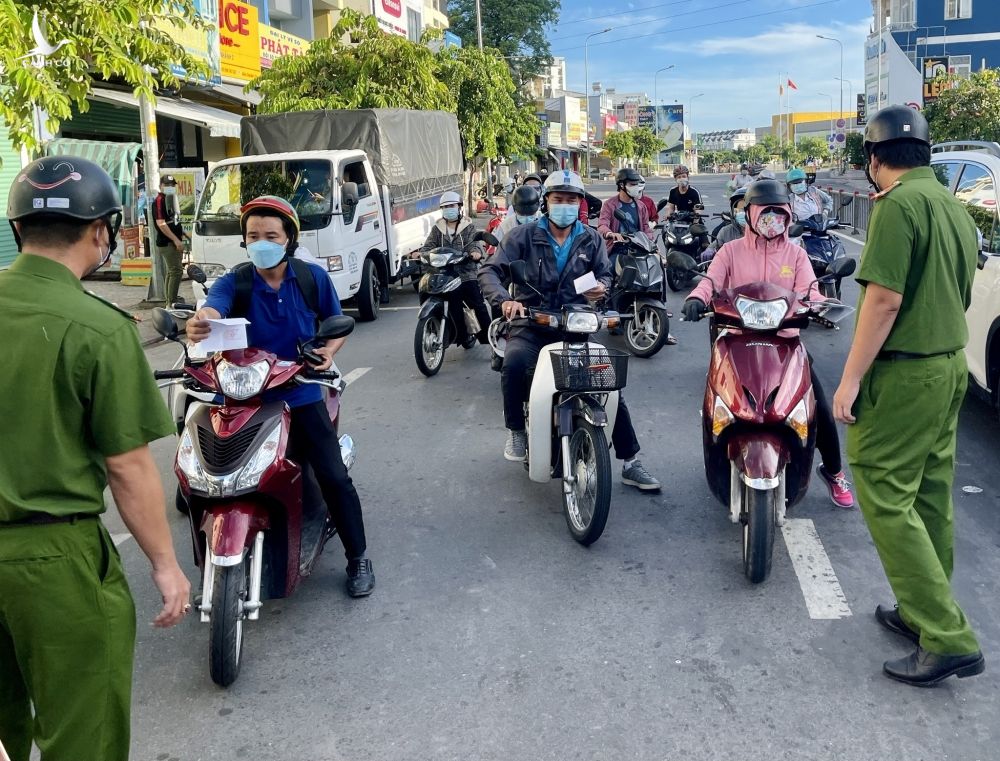 Chốt kiểm soát TP.HCM sáng 26.7: 'Không phải xe nào nói đi chở gạo cũng được' - ảnh 6