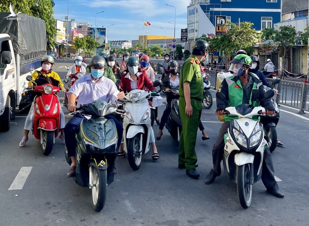 Chốt kiểm soát TP.HCM sáng 26.7: 'Không phải xe nào nói đi chở gạo cũng được' - ảnh 1