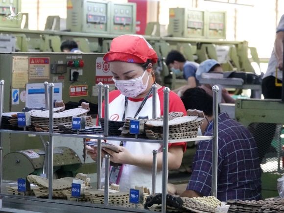 Người lao động làm việc tại Công ty TNHH PouYuen Việt Nam /// Ảnh: Sỹ Đông