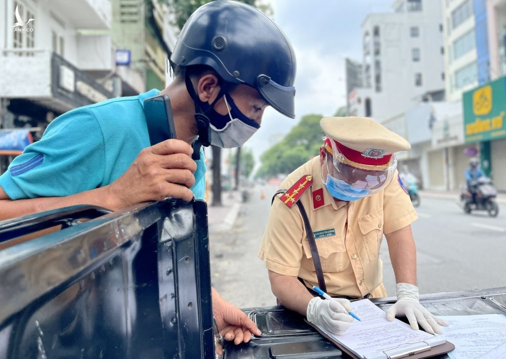 Ông T. cho biết đang chạy xe ôm đi giao rau nên không mang bất kỳ giấy tờ nào theo người /// Ảnh: Vũ Phượng