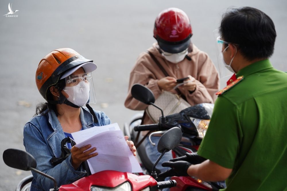 TP.HCM giãn cách: CSGT phạt 2 triệu đồng hàng loạt người ở quận này đi quận khác 'mua đồ' - ảnh 1