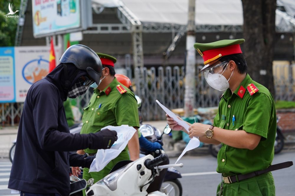 TP.HCM giãn cách: CSGT phạt 2 triệu đồng hàng loạt người ở quận này đi quận khác 'mua đồ' - ảnh 2