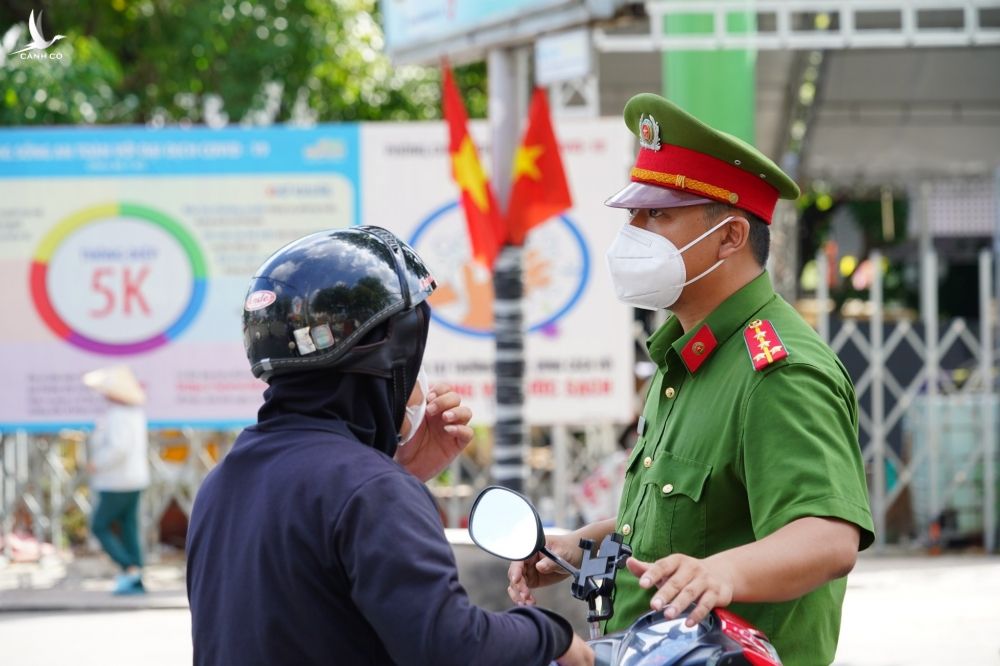 TP.HCM giãn cách: CSGT phạt 2 triệu đồng hàng loạt người ở quận này đi quận khác 'mua đồ' - ảnh 3