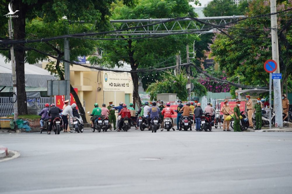 TP.HCM giãn cách: CSGT phạt 2 triệu đồng hàng loạt người ở quận này đi quận khác 'mua đồ' - ảnh 7