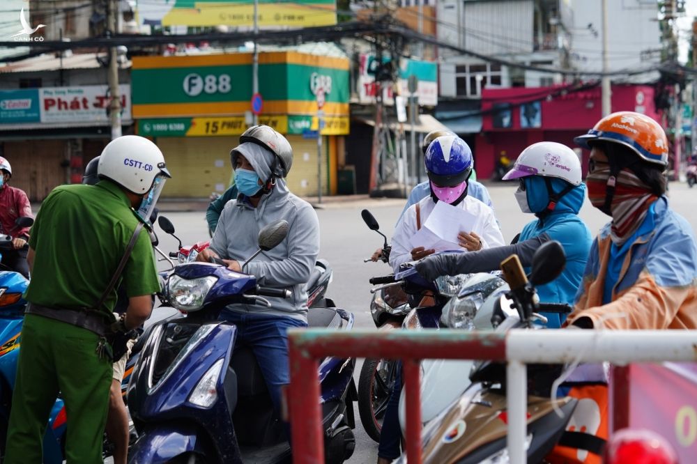 TP.HCM giãn cách: CSGT phạt 2 triệu đồng hàng loạt người ở quận này đi quận khác 'mua đồ' - ảnh 4