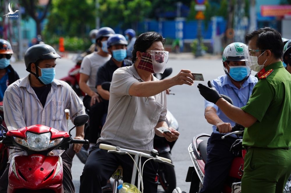 TP.HCM giãn cách: CSGT phạt 2 triệu đồng hàng loạt người ở quận này đi quận khác 'mua đồ' - ảnh 5