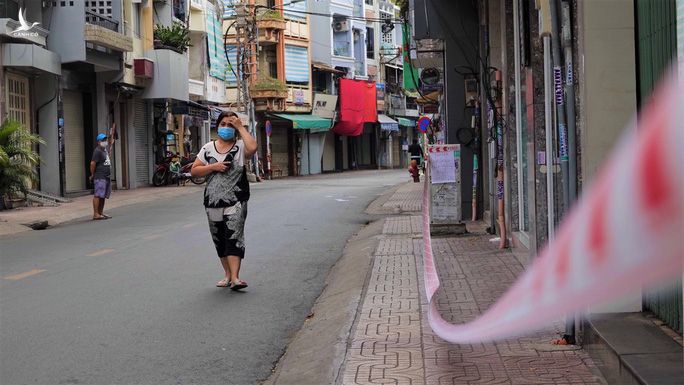 CLIP: Phong tỏa 2 tuyến đường ở TP HCM vì có 37 ca mắc Covid-19 - Ảnh 6. CLIP: Phong tỏa 2 tuyến đường ở TP HCM vì có 37 ca mắc Covid-19 - Ảnh 6.