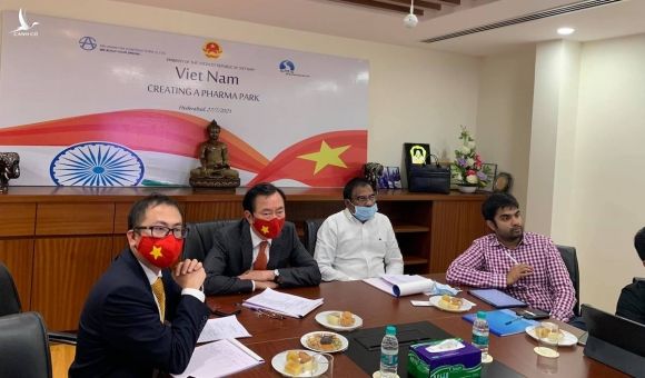 Ông Phạm Sanh Châu - Đại sứ Việt Nam tại Ấn Độ (người thứ 2, từ trái sang) cùng các doanh nghiệp Ấn Độ tại buổi xúc tiến thương mại, đầu tư vào ngành dược phẩm ở Việt Nam, ngày 26-28/7. Ảnh: Thương vụ Việt Nam tại Ấn Độ.