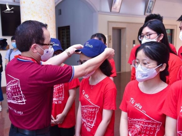 350 cán bộ, sinh viên Đại học Y Hà Nội vào Bình Dương hỗ trợ chống dịch Covid-19 - Ảnh 3.