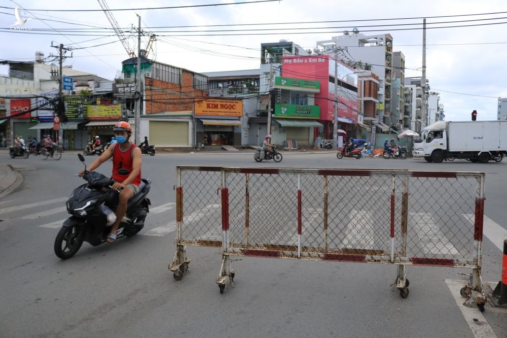 Người dân TP.HCM ra đường ngày đầu giãn cách được công an, CSGT lập chốt hỏi lý do - ảnh 3