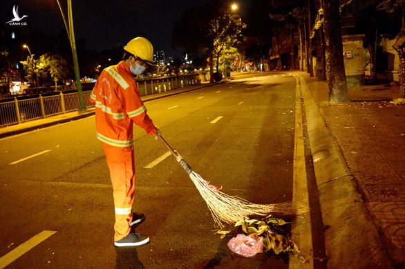 Những người không ngủ sớm trong đêm thành phố vắng lặng - Ảnh 5.