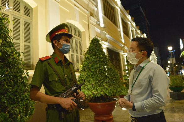 Những người không ngủ sớm trong đêm thành phố vắng lặng - Ảnh 3.