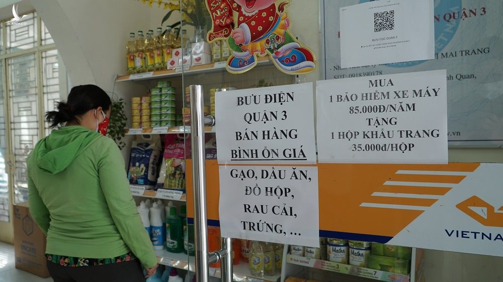 Người Sài Gòn ra bưu điện… mua lương thực bình ổn giá từ sáng sớm - ảnh 2