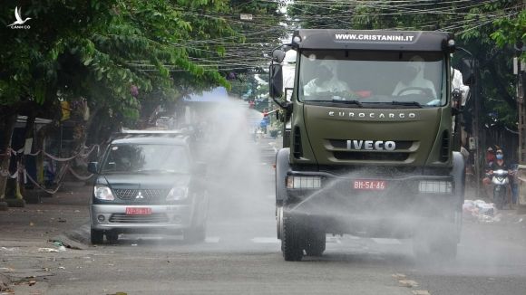 Xe quân đội phun khử khuẩn trên địa bàn TP.Biên Hòa /// Ảnh: Lê Lâm