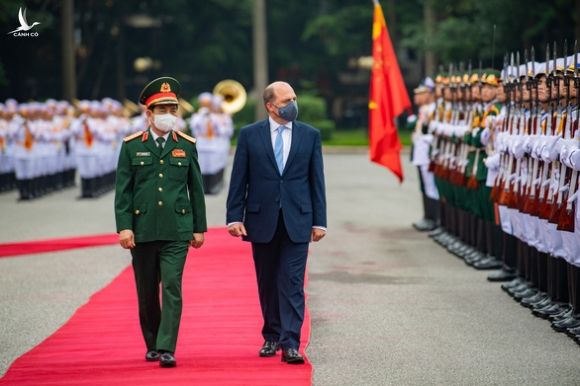 Bộ trưởng Quốc phòng Anh lần đầu tiên thăm chính thức Việt Nam - Ảnh 1.