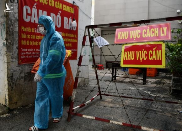 Nguoi trong khu phong toa o TP.HCM co duoc tiem vaccine Covid-19? hinh anh