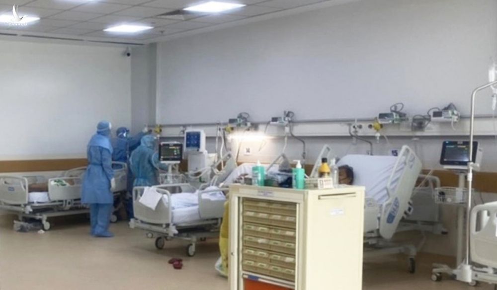 Các y, bác sĩ cùng các vật dụng của Bệnh viện Nhân Dân Gia Định tại khoa Cấp cứu của BV Hồi sức COVID-19