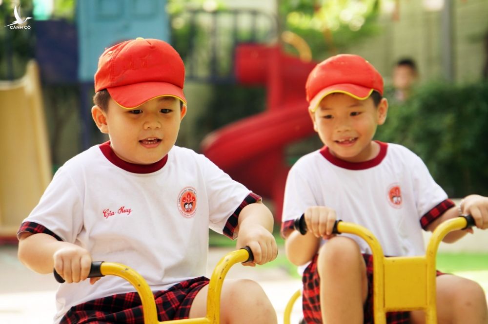 Trẻ mẫu giáo trường Mầm non Hoa Phượng Đỏ, quận Gò Vấp trong giờ ra chơi tháng 5/2020. Ảnh: Mạnh Tùng.