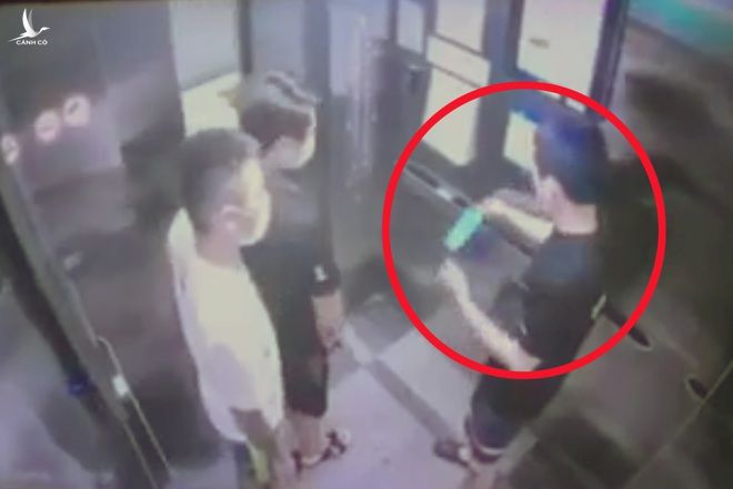 Nam thanh niên Hà Nội khạc nhổ, vứt khẩu trang bẩn ở thang máy chung cư - 1 Nam thanh niên Hà Nội khạc nhổ, vứt khẩu trang bẩn ở thang máy chung cư - 1