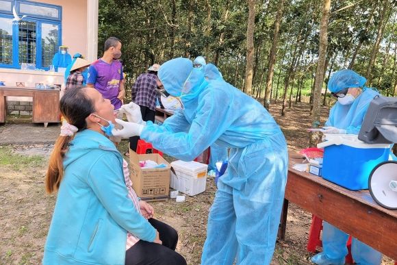Người dân xã Mỹ Đức được lấy mẫu xét nghiệm Covid-19. Ảnh: Hoài Thanh