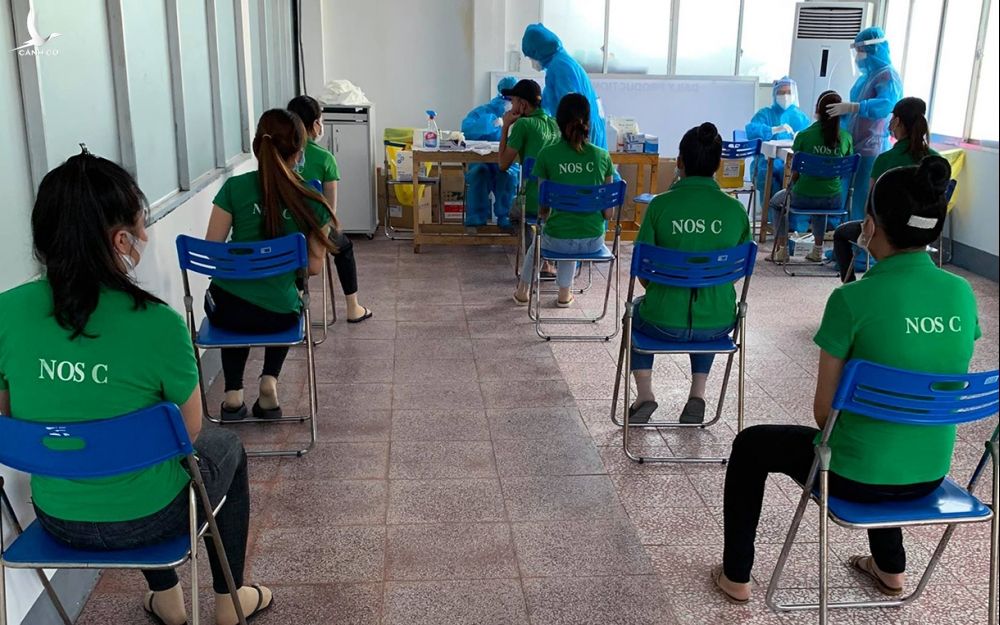Công nhân Changshin xét nghiệm nCoV tại công ty sau khi phát hiện nhiều ca nhiễm. Ảnh: Hoàn Lê