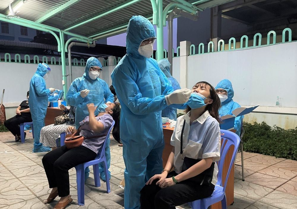 Nhân viên y tế lấy mẫu xét nghiệm cho người dân P.26, Q.Bình Thạnh, TP.HCM tối 1.7 /// ẢNH: SỸ ĐÔNG