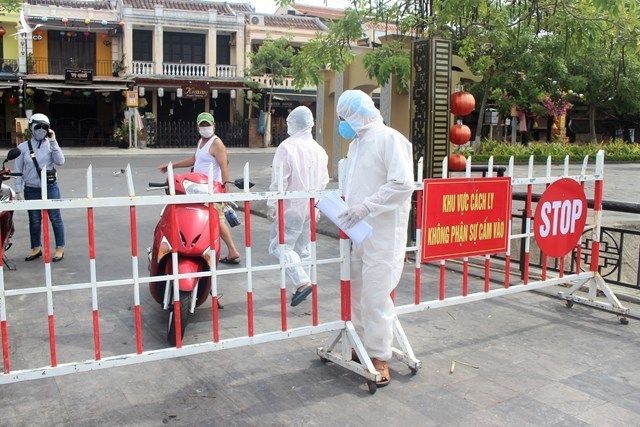 Lý do Việt Nam không ‘thả’ để có miễn dịch cộng đồng
