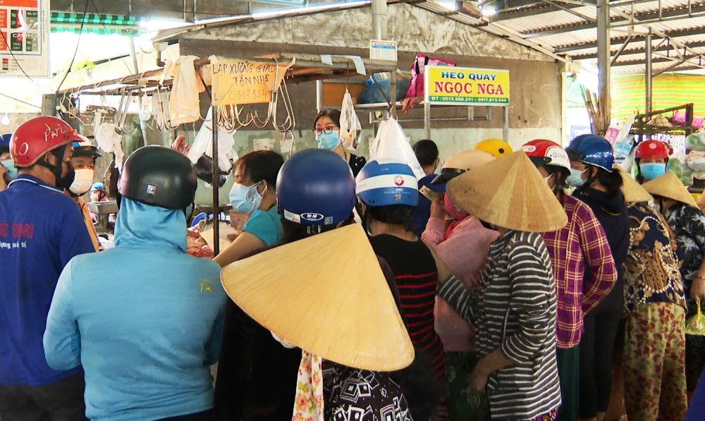 Người dân Bến Tre tập chen chúc mua thịt tại chợ Lạc Hồng trước giờ giãn cách. Ảnh: An Nam