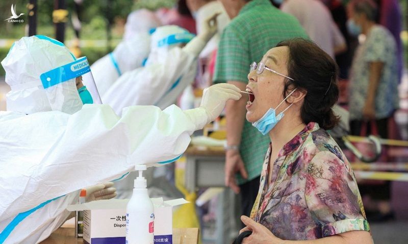 Nhân viên y tế lấy mẫu xét nghiệm Covid-19 cho một phụ nữ ở thành phố Nam Kinh, tỉnh Giang Tô, Trung Quốc hôm 29/7. Ảnh: AFP.