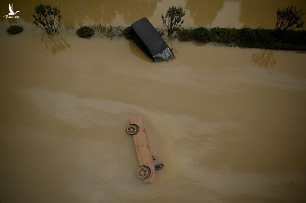 Nhiều khu vực tại Trịnh Châu và vùng lân cận bị nhấn chìm trong nước lũ tuần qua. Ảnh: AFP.