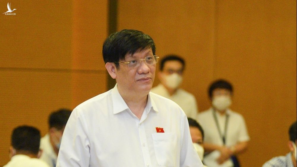 Bộ trưởng Bộ Y tế Nguyễn Thanh Long thay mặt Chính phủ trình bày tờ trình tại phiên họp /// Ảnh Đậu Tiến Đạt