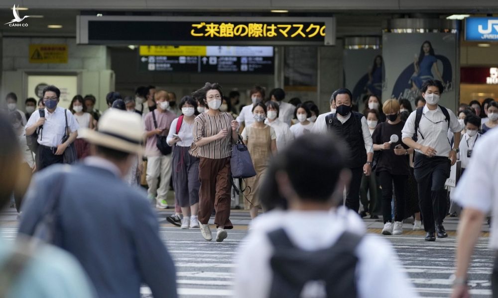 Người dân bên ngoài một ga tàu điện ở Osaka hôm 29/7. Ảnh: Kyodo.