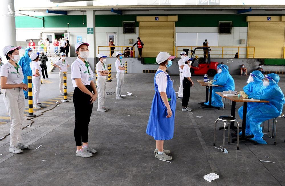 Người lao động của Công ty Nidec Sankyo tiến hành xét nghiệm khi nhà máy phát hiện ca nhiễm, chiều 27/6. Ảnh: Quỳnh Trần.