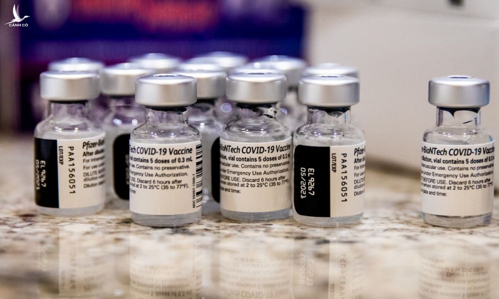 Các lọ vaccine Pfizer tại một điểm tiêm chủng ở Henderson, bang Nevada, Mỹ hồi tháng 2. Ảnh: Bloomberg.