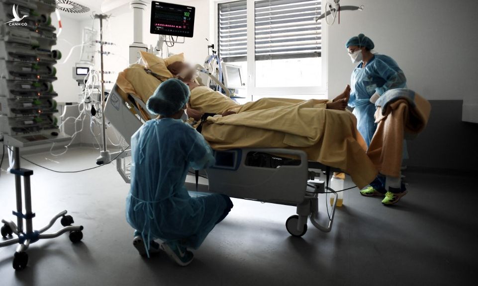 Bệnh nhân Covid-19 điều trị ở ngoại ô thủ đô Paris của Pháp hôm 22/7. Ảnh: AFP.