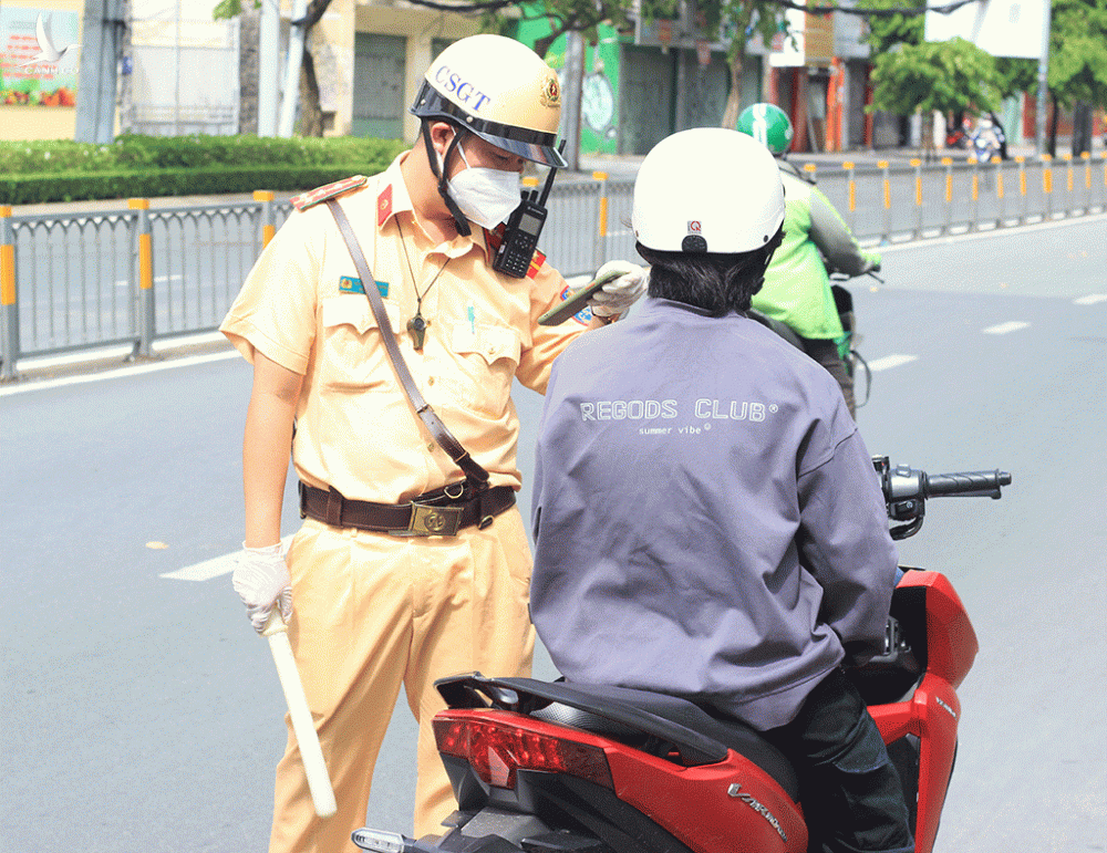 CSGT-TT Công an Q.1 kiểm tra người dân vào địa bàn Q.1 tại giao lộ Cách Mạng Tháng 8 - Nguyễn Thị Minh Khai ngày 24.7 /// ẢNH: TRÁC RIN