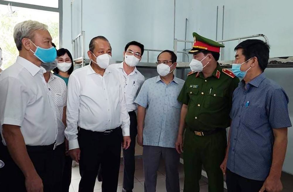 Phó thủ tướng Trương Hòa Bình thị sát Bệnh viện dã chiến số 3 của tỉnh Đồng Nai sáng 12/7. Ảnh: Thái Hà